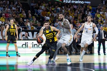 Jaime Fernández (Lenovo Tenerife) trata de superar a Vincent Poirier (Real Madrid), dos de los destacados del encuentro.
