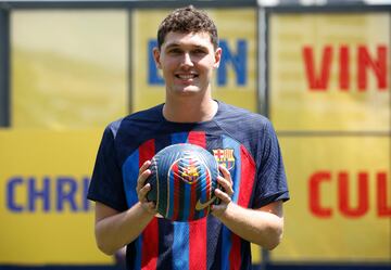 ¿Sabías que Andreas Christensen cuando tuvo 8 años escribió en un papel que su sueño era jugar en el FC Barcelona? Así lo explicó el presidente del conjunto blaugrana en la presentación del nuevo central danés. Christensen es el segundo jugador que llega al Barcelona procedente del Chelsea. El primero fue Eidur Gudjohnsen, que fichó por el conjunto culé en 2006. Su padre, Sten Christensen fue portero profesional y llegó a disputar un total de cuatro partidos con el Brondby, equipo de la liga danesa. Christensen nació el 10 de abril de 1996, el mismo día que el FC Barcelona disputó una final de Copa contra el Atlético de Madrid. Desgraciadamente, los azulgranas perdieron aquella final por 0-1 y los colchoneros alcanzaron el doblete ese curso. Fue la última final con Johan Cruyff en el banquillo culé. Es el sexto jugador que forma parte de las filas del Barcelona. Se une a Laudrup, Braithwaite, Allan Simonsen, Thomas Christiansen y Ronnie Ekelund.