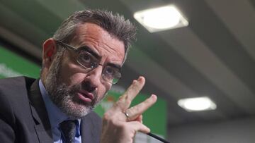 Eduardo Maci&aacute; en una rueda de prensa durante su etapa en el Betis.