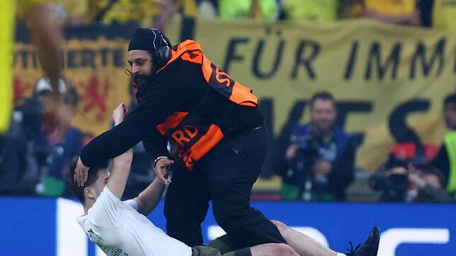 Varios espontáneos saltan al césped nada más empezar la final