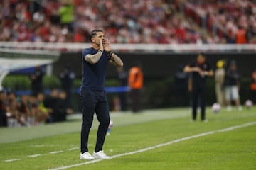 Fernando Gago head coach of Guadalajara during the 11th round match between Guadalajara and Atlas as part of the Liga BBVA MX, Torneo Apertura 2024 at Akron Stadium on October 05, 2024 in Guadalajara, Jalisco, Mexico.