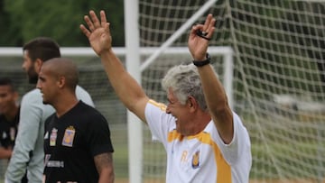 A sus 64 años, el Tuca sigue haciendo goles