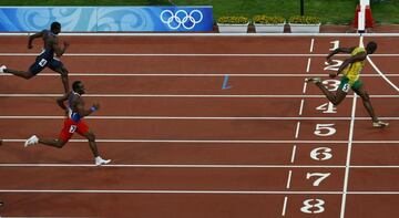 Comienza su noviazgo con el oro. Usain Bolt fue el deportista más famoso de esos juegos al conseguir tres oros de tres con solamente 22 años. Estableció dos nuevos récords mundiales, tanto en la final de 100 como en la de 200. Asombró la distancia que sac