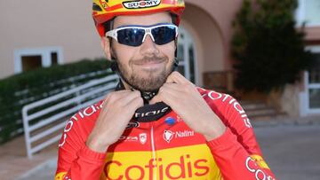 Jes&uacute;s Herrada posa con el maillot del Cofidis con los colores de la bandera de Espa&ntilde;a como campe&oacute;n de ruta.