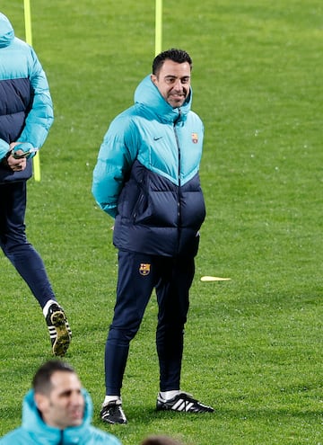 Xavi Hernández controlando el entrenamiento.