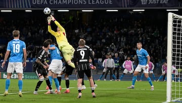 Naples (Italy), 04/11/2025.- Eintracht Frankfurt's goalkeeper Michael Zetterer in action during the UEFA Champions League group phase match between SSC Napoli and Eintracht Frankfurt in Naples, Italy, 04 November 2025. (Liga de Campeones, Italia, Nápoles) EFE/EPA/CIRO FUSCO
