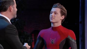 Tom Holland sorprende en el show de Jimmy Kimmel luciendo el nuevo traje de Spider-Man para Lejos de casa.