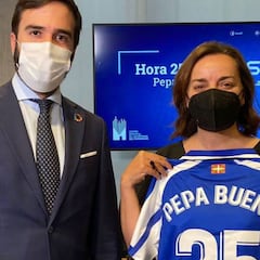 El consejero vasco de Turismo logra enfundar la camiseta del Alavés a Pepa Bueno