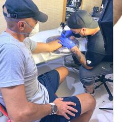 Promesa cumplida: Monchi se tatúa la Sexta Europa League