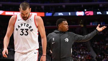 Marc Gasol se retira del encuentro acompañado de su compañero Kyle Lowry.