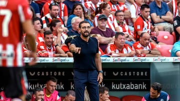 BILBAO, 15/08/2024.- El entrenador del Getafe, José Bordalás (c), durante el partido de Liga en Primera División que Athletic Club y Getafe CF disputan este jueves en el estadio de San Mamés, en Bilbao. EFE/Javier Zorrilla