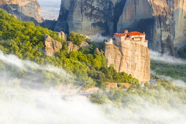 Las Rocas de Meteora, situadas en la llanura de Tesalia, Grecia, son un conjunto de pilares de conglomerado y arenisca que se elevan hasta los 600 metros, coronados por monasterios bizantinos que parecen suspendidos en el aire. Geológicamente, se formaron hace unos 60 millones de años (periodo Terciario) a partir de depósitos de sedimentos fluviales en el delta de un antiguo río; con el tiempo, los movimientos tectónicos elevaron el lecho marino y la erosión del agua y el viento esculpieron estas torres masivas y redondeadas.