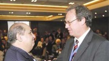 <b>EL RELEVO. </b>Pedro Muñoz (izda.) recibe la felicitación de Agustí Pujol.