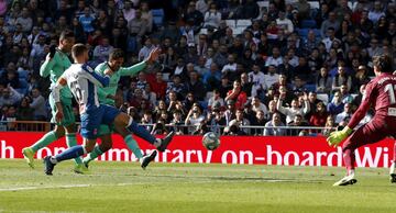 Varane anotó, a pase de Benzema, el 1-0.