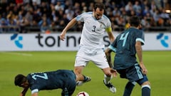 Argentina pidió penal de Godín sobre Otamendi en el primer tiempo