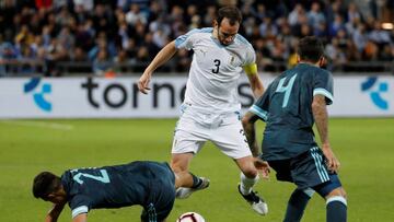 Argentina pidió penal de Godín sobre Otamendi en el primer tiempo