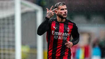 Theo Hern&aacute;ndez celebra su gol a La Spezia. 