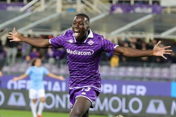 El italiano llegó a la Fiorentina hace tres años procedente del Gozzano desde la Serie D. Su posición natural es la de lateral derecho aunque también puede desempeñar esa función en el costado izquierdo e incluso subir para ser interior. Es un defensa rapidísimo que no duda en ir al corte a ras de césped si hace falta. Controla el juego del rival y además despliega unos reflejos en el área pequeña propios de un jugador con más experiencia de la que aparenta su edad. Habitual en los esquemas de Italiano, cuenta con un Europeo Sub-19 en su palmarés.