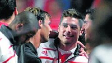 <b>JUGARÁ EN PORTUGAL. </b>Javi García asistió ayer al Benfica-Atlético y saludó a Valera y Raúl García.