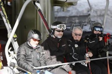 Rey Felipe VI ha aprovechado el buen tiempo para disfrutar de su afición al esquí en las pistas de la estación de Baqueira Beret (Lleida), en el Valle de Arán, provincia de Lleida. Felipe VI ha subido hasta la cota de 1.500 metros y, desde allí, hasta la de 1.800 en telesilla, donde ha comenzado a esquiar.