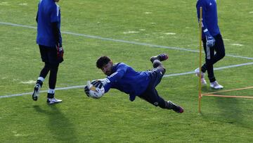 Amir Abedzadeh durante el entrenamiento de la SD Ponferradina en el campo anexo de El Toralin en Ponferrada foto Luis de la Mata