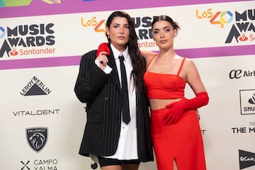 Alba Paul y Aída Domenech en la alfombra roja de LOS40 Music Awards Santander. 