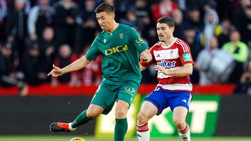 Alcaraz y Sergio Ruiz disputan un balón.