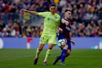 Fajr y Jordi Alba pelean un balón.
