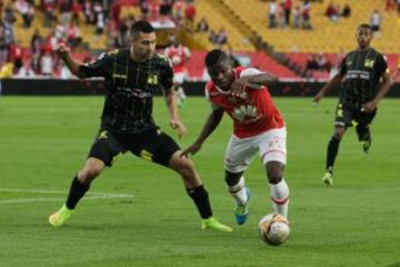 El santandereano (izquierda, en la foto) es un de los zagueros con mayor proyección en el fútbol colombiano. Llega de Alianza Petrolera.