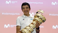 GRAF2969. MADRID, 03/06/2019.- El ciclista ecuatoriano Richard Carapaz, del Movistar Team, posa con su trofeo tras vencer en el Giro de Italia 2019, en el acto de celebraci&oacute;n que tiene lugar hoy en Madrid. EFE/ Javier Liz&oacute;n