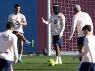 Lamine, con Ferran en el entrenamiento de ayer.