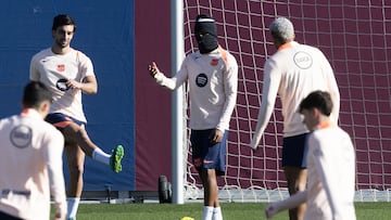 Lamine, con Ferran en el entrenamiento de ayer.