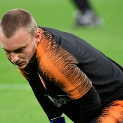 Cillessen se resiente de sus molestias en la cadera y no entra en la lista