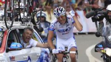 <b>FRANCIA SONRÍE. </b>Thibaut Pinot se dispone a cruzar la línea de meta mientras su director, Marc Madiot (ex compañero de Hinault en el Renault), lo celebra por todo lo alto.