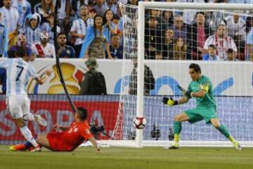 En un debut para el olvido, la Roja cayó ante la Albiceleste jugando muy mal. Para peor, Eugenio Mena se lesionó y quedó fuera del torneo.