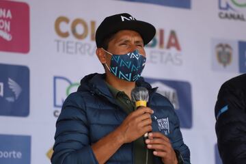 El ciclista colombiano del Arkéa - Samsic, acompañó a las ciclistas en la salida de la primera etapa de La Vuelta a Colombia Femenina, que tendrá la participación de 134 ciclistas pertenecientes a 24 equipos de todo el país y que competirán por el título del 7 al 11 de noviembre.