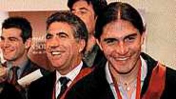 UNA GRAN CELEBRACIÓN. El mexicano posa con la medalla junto a Manolo Orantes.