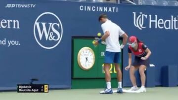 La vida post pandemia: Djokovic y su gracioso e incómodo momento con una recogepelotas