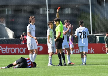 Los cachorros de Lezama y el VAR condenan al Castilla