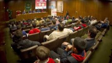 Pedro Pablo San Martín moderó una tarde pasional en el Salón del Foro de Caja Rural del Sur, en el centro de Sevilla.