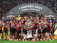 Flamengo's forward #27 Bruno Henrique (R) and Uruguayan midfielder #10 Giorgian de Arrascaeta (L) lift the trophy with teammates after winning the all Brazilian Copa Libertadores final football match between Palmeiras and Flamengo at Monumental 'U' Marathon stadium in Lima on November 29, 2025. (Photo by ERNESTO BENAVIDES / AFP)