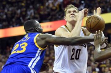 Draymond Green y Timofey Mozgov.