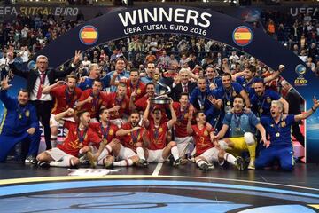 Los jugadores de España celebran el título de campeones de Europa de Fútbol Sala.