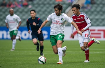 SO KON PO, HONG KONG SAR - FEBRUARY 19: Raul Gonzalez (C) of New York Cosmos in action during the 2015 Lunar New Year Cup match between South China and the New York Cosmos at Hong Kong Stadium on February 19, 2015 in So Kon Po, Hong Kong.  (Photo by Victor Fraile/Getty Images)