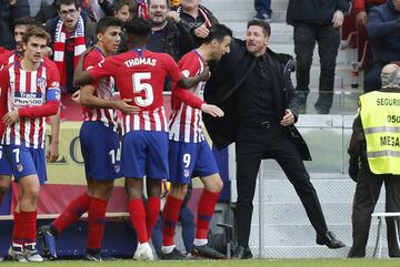 Diego Pablo Simeone no dudó en acudir a la celebración de los jugadores para felicitar al delantero croata.