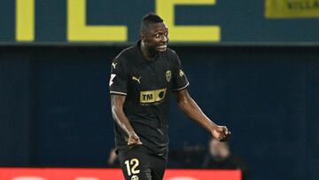 VILLARREAL, 15/02/2025.- El delantero del Valencia Sadiq Umar celebra su gol contra el Villarreal, durante el partido de la jornada 24 de LaLiga entre el Villarreal CF y el Valencia CF, este sábado en el estadio de la Cerámica.- EFE/ Andreu Esteban