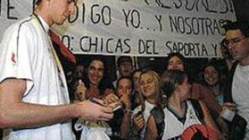 <b>EN LOOR DE MULTITUDES.</B> La Selección fue recibida por más de cien personas como si hubiera logrado el oro.