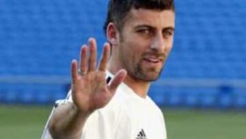 <b> ADIÓS.</b> Llegó como el central deseado por el madridismo, pero un año después y tras una discreta temporada, Walter Samuel regresa al Calcio.