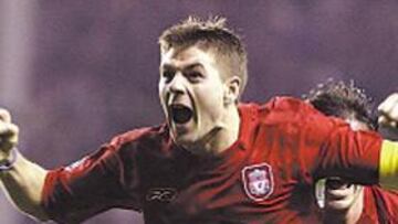 <b>A OCTAVOS. </b>Gerrard clasificó al Liverpool en el último suspiro.