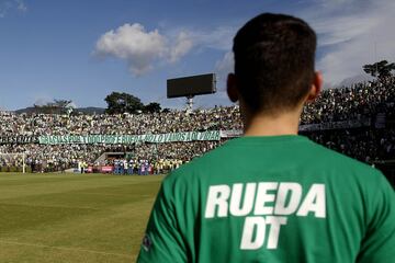 El vallecaucano recibió un homenaje de la afición que llenó la tribuna sur del estadio de Medellín.